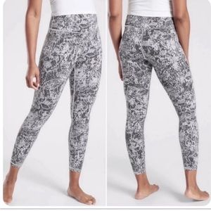 EUC - Athleta Elation Graffiti 7/8
Leggings - size MT